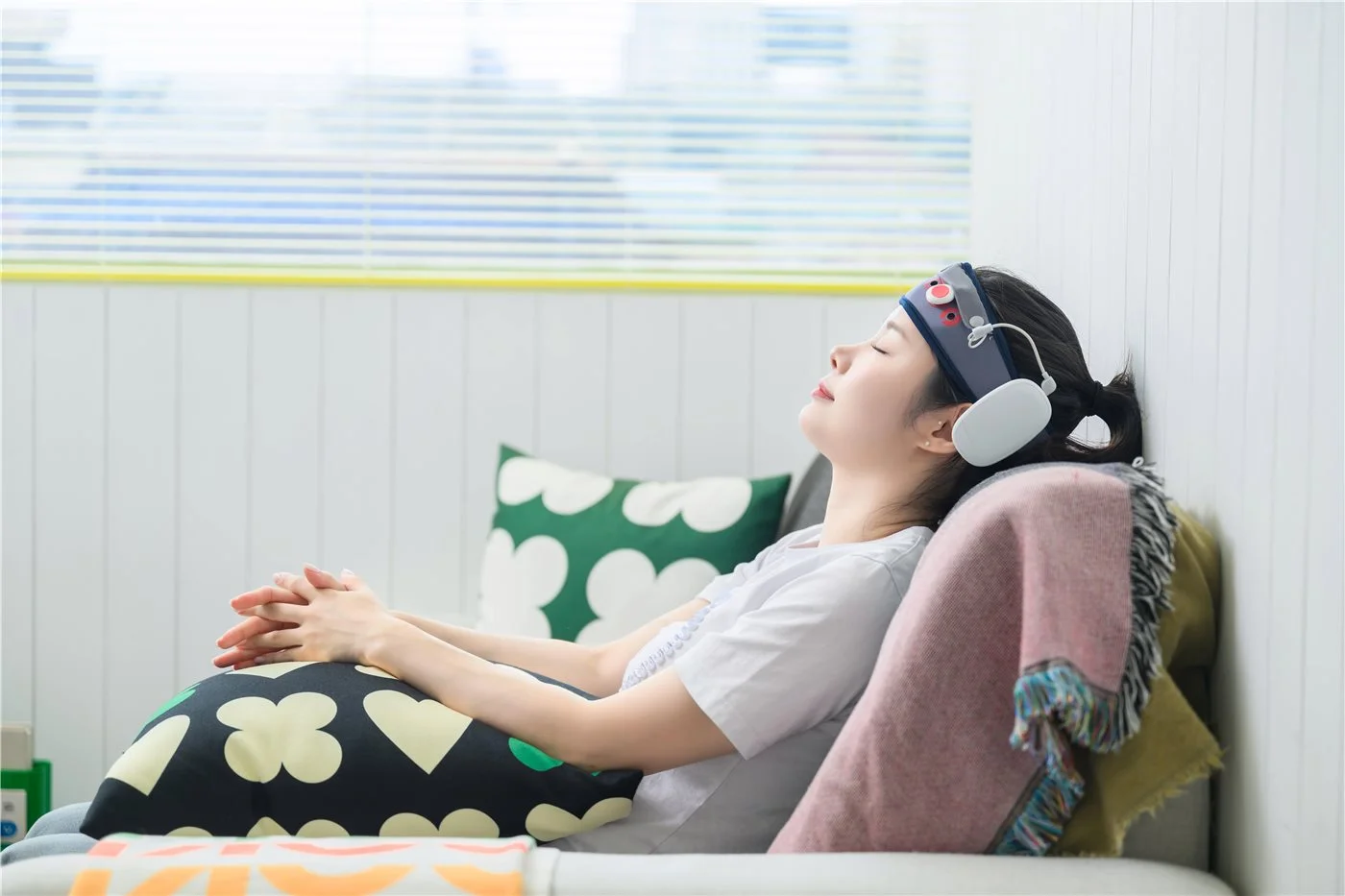 재택에서 tDCS 치료를 받는 모습